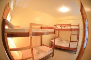 מיטה או מיטות קומותיים בחדר ב-Baletin Hometel