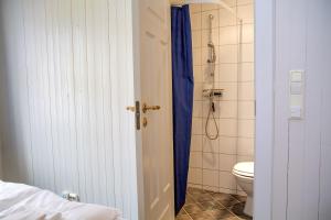 Kylpyhuone majoituspaikassa Fast Hotel Henningsvær