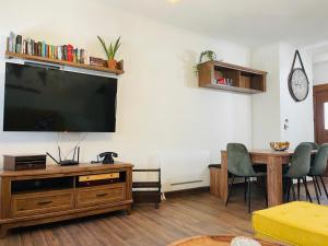 TV a/nebo společenská místnost v ubytování Dimitris place