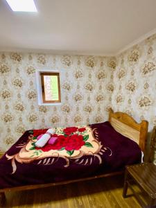 Uma cama ou camas num quarto em Nizharadze's Tower