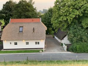 an aerial view of a white house with a roof at Hygge-Huus-Burhave in Burhave