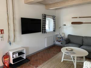 a living room with a couch and a table at Hygge-Huus-Burhave in Burhave