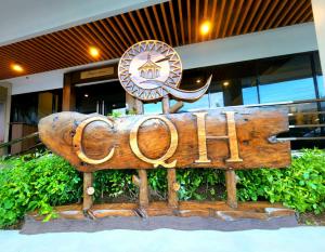 un banc en bois devant un bâtiment dans l'établissement Cebu Quincentennial Hotel, à Cebu