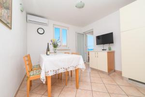 Kuchyň nebo kuchyňský kout v ubytování Apartmani Noris (app 1)