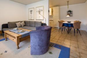 een woonkamer met een bank en een tafel bij Linn in Winterberg