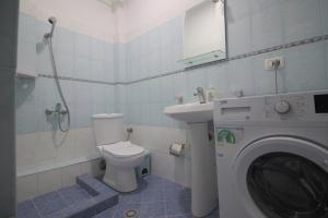 Un baño con lavadora y lavadora. en Doka Center Apartments, en Sarandë 108 fotos más