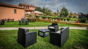 a group of chairs and tables in a yard at Agriturismo Airone Eco Bio in Pitigliano