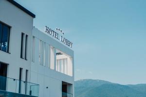 un edificio de hotel con montañas en el fondo en HOTEL LOBBY en Bihać