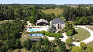 una vista aérea de una casa con piscina en En bord de rivière en Casseneuil