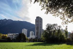 un edificio alto en una ciudad con un campo de hierba en Über den Dächer von Chur (Montalin) en Chur