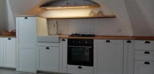 A kitchen or kitchenette at I Nidi di Colombo