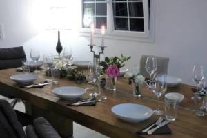 un tavolo di legno con piatti e bicchieri di Apartment Fragonard mit geheiztem Pool und großer Privatterrasse a Châteauneuf