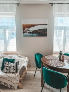 - un salon avec une table, des chaises et un lit dans l'établissement Ranna Apartment, à Võru