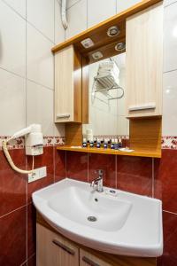 un baño con lavabo y espejo en Hotel Gedikpasa Family, en Estambul 44 fotos más