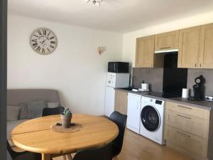 Kuchyň nebo kuchyňský kout v ubytování Appartement avec vue sur le lac de matemale