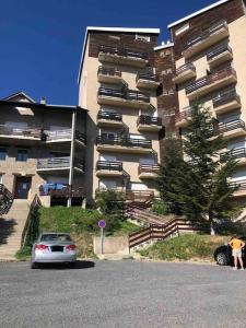 安格勒的住宿－Appartement avec vue sur le lac de matemale，停在大楼前的汽车