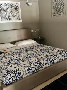 A bed or beds in a room at Le Gelosie B&B