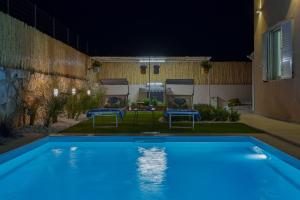 Bazén v ubytování Villa Shamsi - heated pool and beach at 70mt nebo v jeho okolí