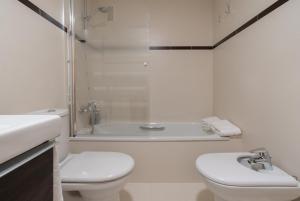 ein Badezimmer mit Toilette, Dusche und Waschbecken in der Unterkunft Apartamento Bulevar 1 con parking gratuito in Castellón de la Plana + 16 Fotos