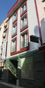 un edificio rosso e bianco con finestra di Vita Park Boutique Hotel a Konak