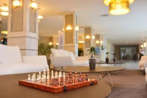 um tabuleiro de xadrez numa mesa numa sala de estar em The Grand Gloria Hotel em Batumi
