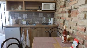 cocina con mesa y pared de ladrillo en Apartmán Lanžhot, en Lanžhot