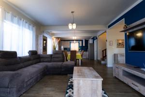 uma sala de estar com um sofá e uma mesa em Preety Blue Residence villas em Grand Baie