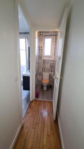 Koupelna v ubytování Résidence Cosy, chambre privée non mitoyenne avec serrure dans un appartement de 50 m carrés