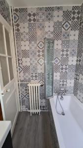 Koupelna v ubytování Résidence Cosy, chambre privée non mitoyenne avec serrure dans un appartement de 50 m carrés