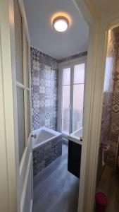 Koupelna v ubytování Résidence Cosy, chambre privée non mitoyenne avec serrure dans un appartement de 50 m carrés