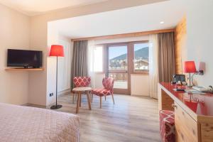 Televízia a/alebo spoločenská miestnosť v ubytovaní Il Piccolo Dolomiti Resort
