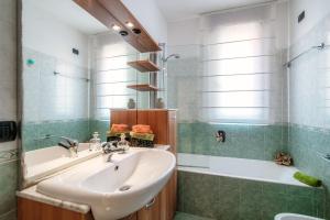Phòng tắm tại JOIVY Splendid Flat w Terrace near Lake Como