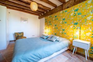 A bed or beds in a room at Le Clos Eugenie - Charmante maison avec jardin et vue sur la Loire