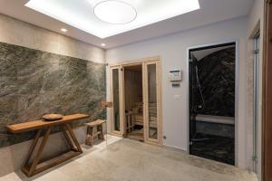 een badkamer met een tafel en een douche bij Melampes Villa in Mélambes