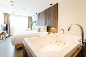 Ein Bett oder Betten in einem Zimmer der Unterkunft Van Heeckeren Hotel