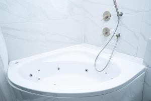 Koupelna v ubytování Zamarin Hotel & Spa