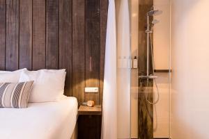 Ein Bett oder Betten in einem Zimmer der Unterkunft Van Heeckeren Hotel
