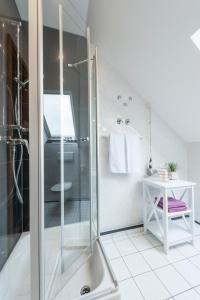 a bathroom with a shower and a sink at Hotel Bei den Tongruben in Ravolzhausen