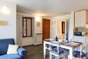 a living room with a table and a kitchen at La Scuna Apartments in Corniglia +26 photos