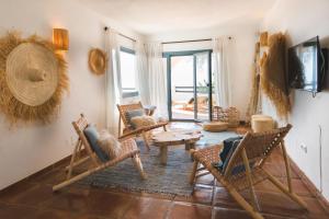 uma sala de estar com mesa e cadeiras em B&B Muse Marbella em Marbella