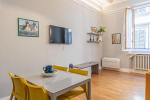 TV a/nebo společenská místnost v ubytování Firenze Rentals Deluxe Corso 5