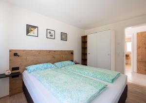 Domizil Relax في اوبرلنغن: غرفة نوم بسرير كبير مع شراشف زرقاء