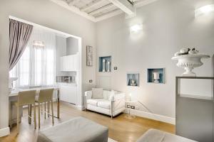 フィレンツェにあるSanto Spirito Studio Flatの白いリビングルーム(白いソファ、テーブル付)