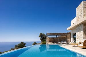 una piscina en una villa con vistas en Melampes Villa, en Mélambes