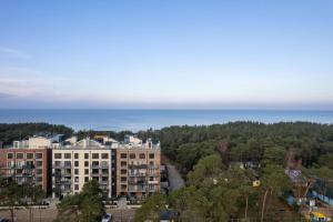 an apartment building with the ocean in the background at Na Wydmach Sea View by Renters Prestige in Międzywodzie