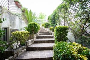 un conjunto de escaleras en un jardín con plantas en B&B Le Dodici Marie, en Alatri