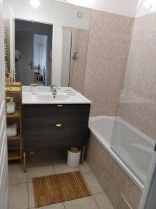 uma casa de banho com um lavatório, um chuveiro e uma banheira em Sainte Rosalie em Cannes
