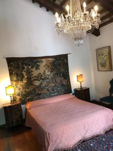 - une chambre avec un lit orné d'une peinture murale dans l'établissement Camera in Riviera a metà fra Venezia e Padova, à Mira