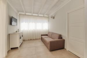 LA MAISON DE LULU في غالّيبولي: غرفة معيشة مع أريكة ونافذة