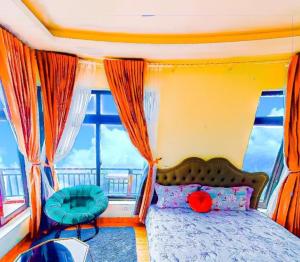 Un dormitorio con una cama y una ventana grande. en Sun Villa Tam Đảo, en Vĩnh Phúc